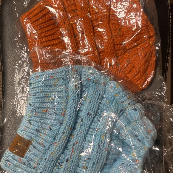 Messy Bun ponytail Beanie - Picture 3 of 3